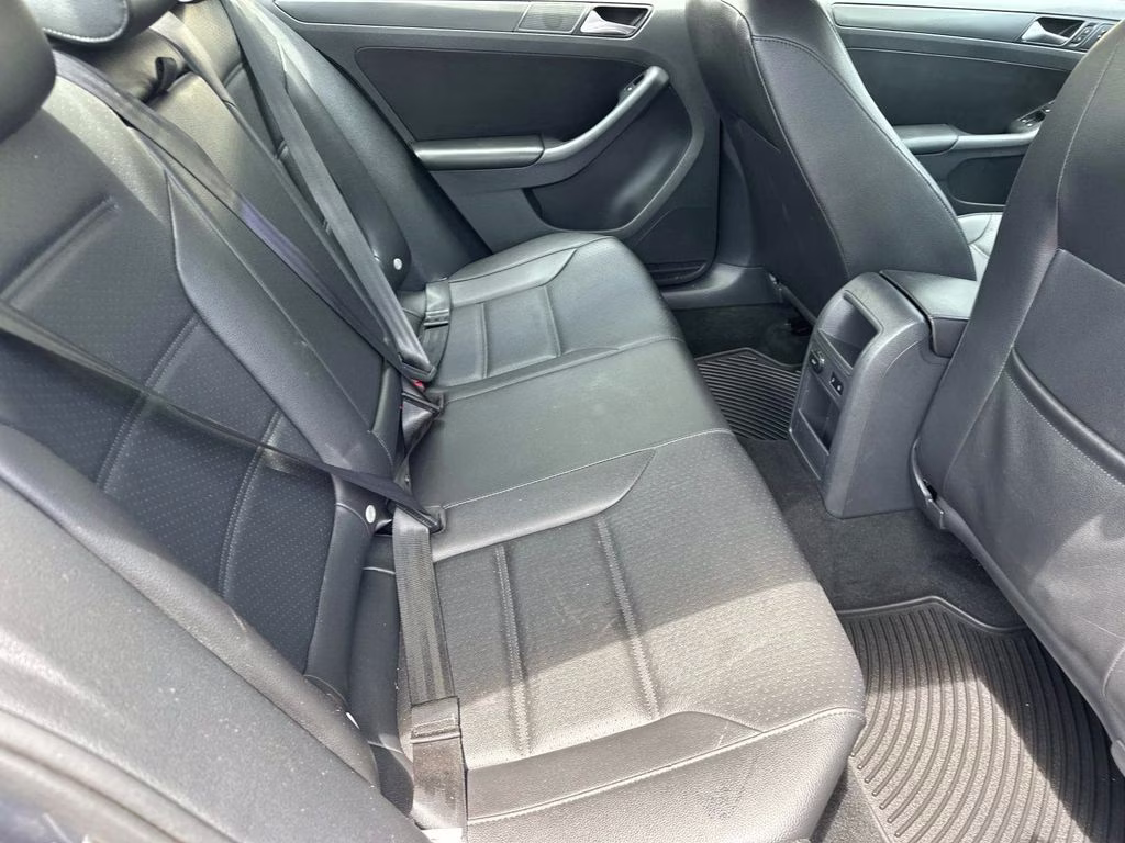 2014 Platinum Gray Metallic Volkswagen Jetta 1.8T SE FWD Sedan