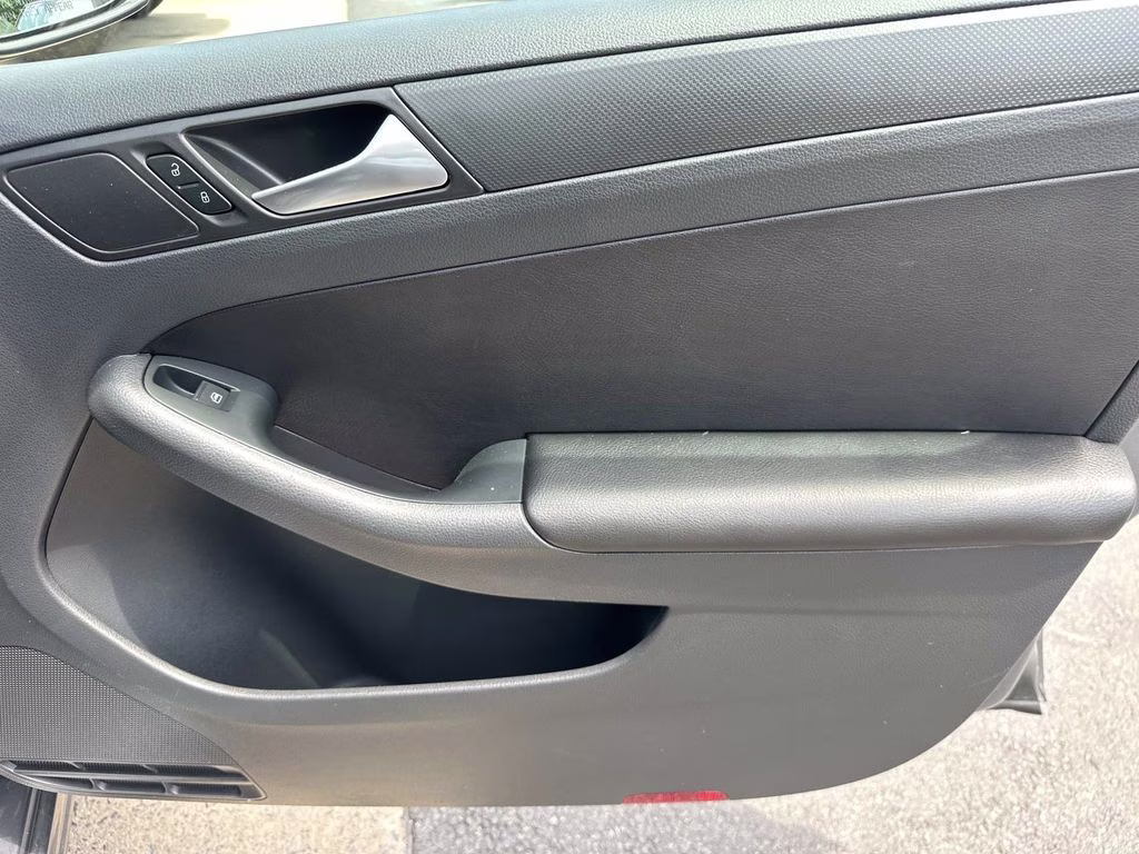2014 Platinum Gray Metallic Volkswagen Jetta 1.8T SE FWD Sedan
