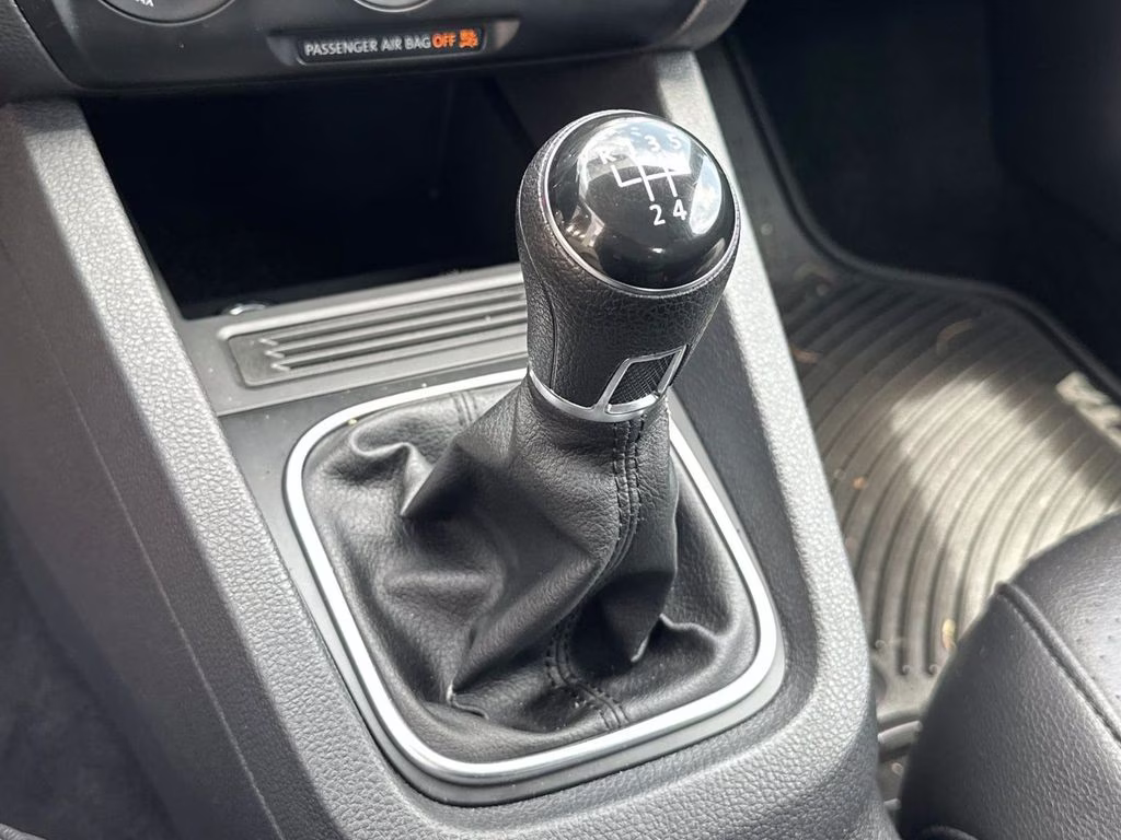 2014 Platinum Gray Metallic Volkswagen Jetta 1.8T SE FWD Sedan