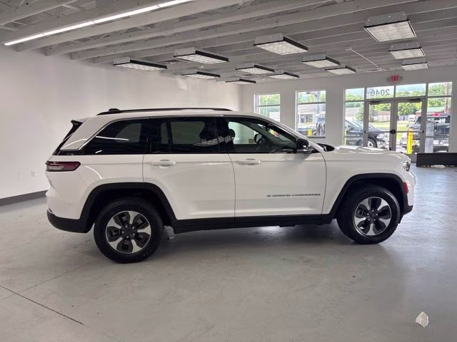 2022 Bright White Clearcoat Jeep Grand Cherokee 4xe 4X4 SUV