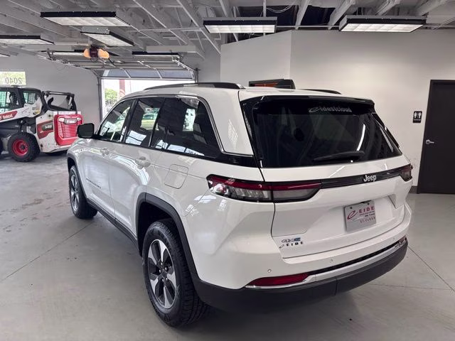2022 Bright White Clearcoat Jeep Grand Cherokee 4xe 4X4 SUV