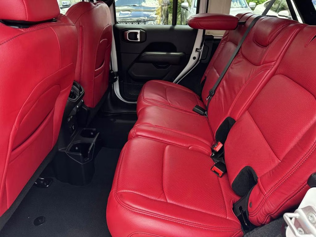 2022 Bright White Clearcoat Jeep Wrangler Unlimited Sahara 4X4 SUV