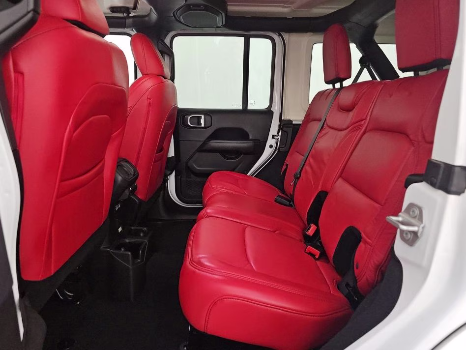 2022 Bright White Clearcoat Jeep Wrangler Unlimited Sahara 4X4 SUV