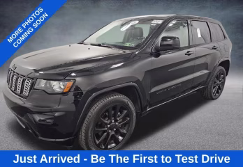 2019 Diamond Black Crystal Pearlcoat Jeep Grand Cherokee Altitude SUV