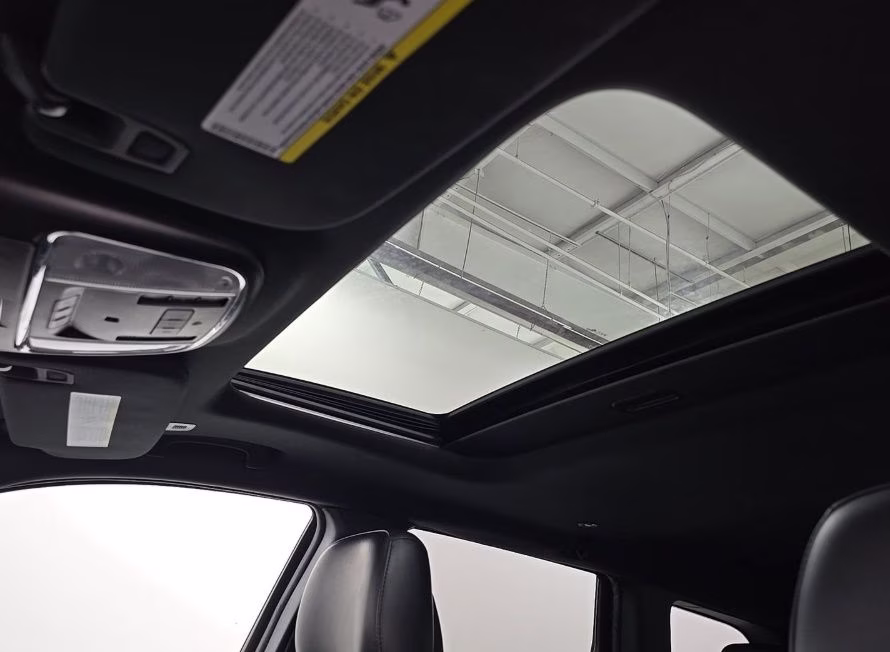 2019 Diamond Black Crystal Pearlcoat Jeep Grand Cherokee Altitude 4X4 SUV