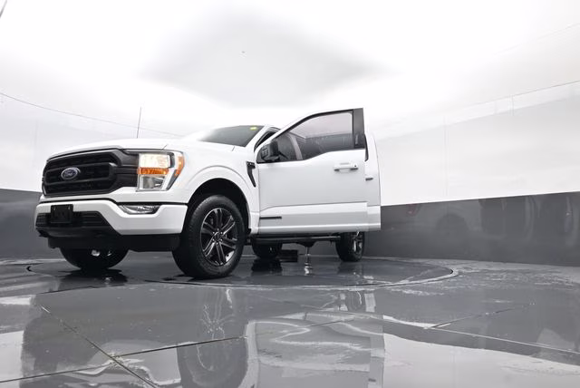 2022 White Ford F-150 XLT 4X4 Truck