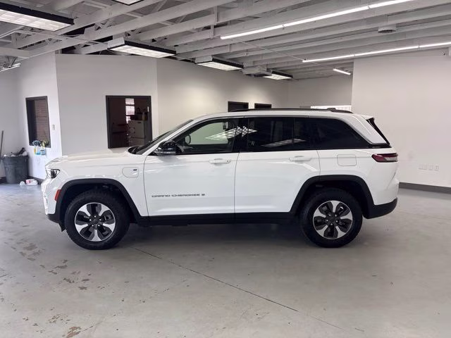 2022 Bright White Clearcoat Jeep Grand Cherokee 4xe 4X4 SUV
