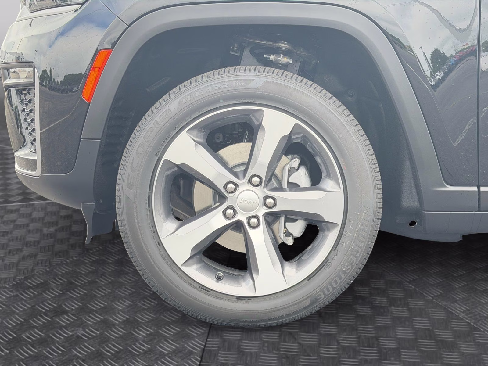 2026 Diamond Black Crystal Pearlcoat Jeep Grand Cherokee Limited 4X4 SUV