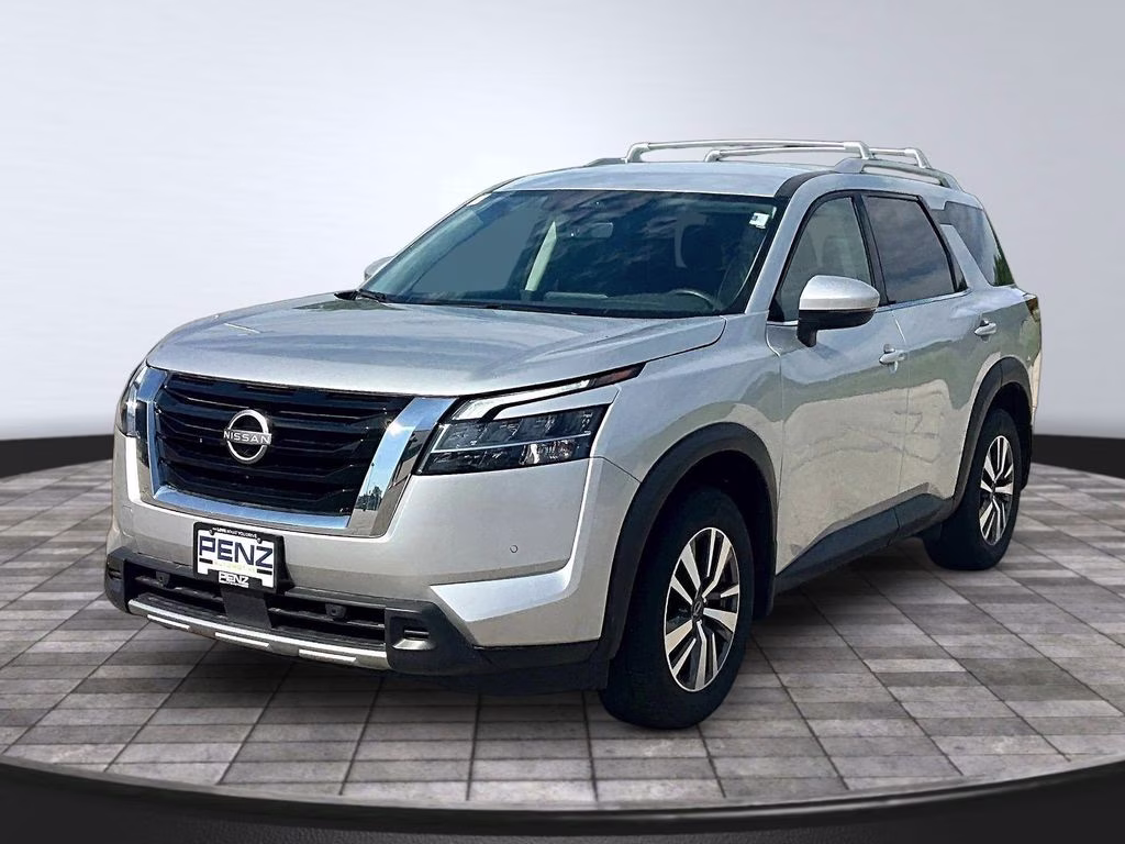 2024 Brilliant Silver Metallic Nissan Pathfinder SL 4X4 SUV