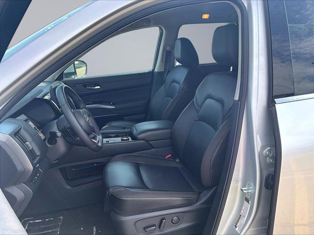 2024 Brilliant Silver Metallic Nissan Pathfinder SL 4X4 SUV