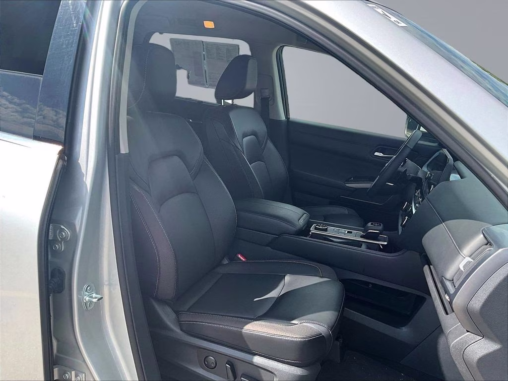 2024 Brilliant Silver Metallic Nissan Pathfinder SL 4X4 SUV
