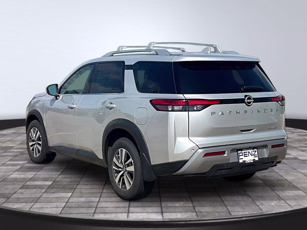 2024 Brilliant Silver Metallic Nissan Pathfinder SL 4X4 SUV