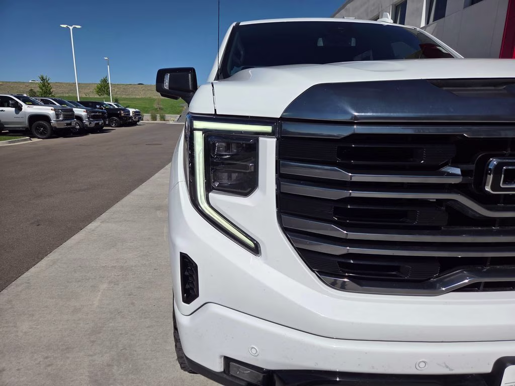 2022 Summit White GMC Sierra 1500 AT4 4X4 Truck