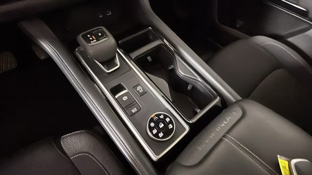 2024 Pearl White Tricoat Nissan Pathfinder SV 4X4 SUV