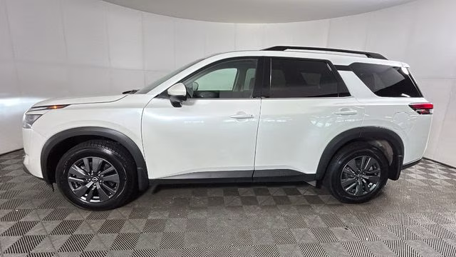 2024 Pearl White Tricoat Nissan Pathfinder SV 4X4 SUV