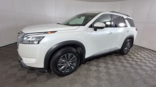 2024 Pearl White Tricoat Nissan Pathfinder SV 4X4 SUV