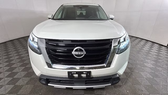 2024 Pearl White Tricoat Nissan Pathfinder SV 4X4 SUV