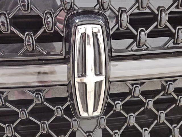 2027 Starlight Gray Premium Colorant Lincoln Navigator L Reserve 4X4 SUV
