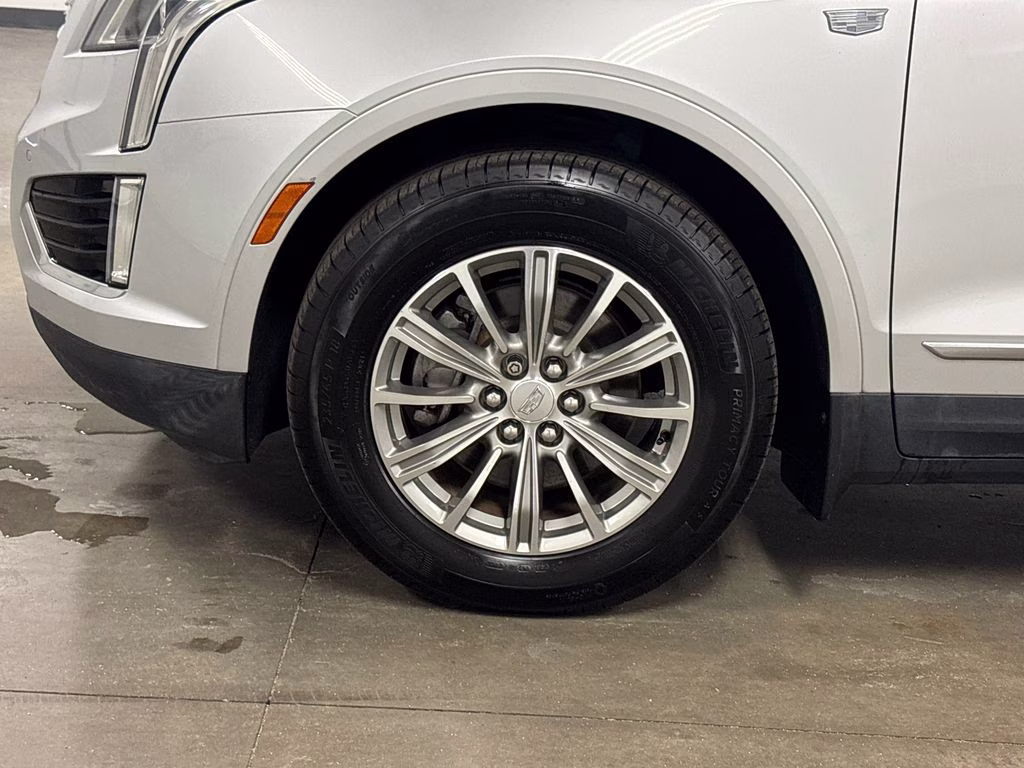 2017 Radiant Silver Metallic Cadillac XT5 Luxury FWD SUV
