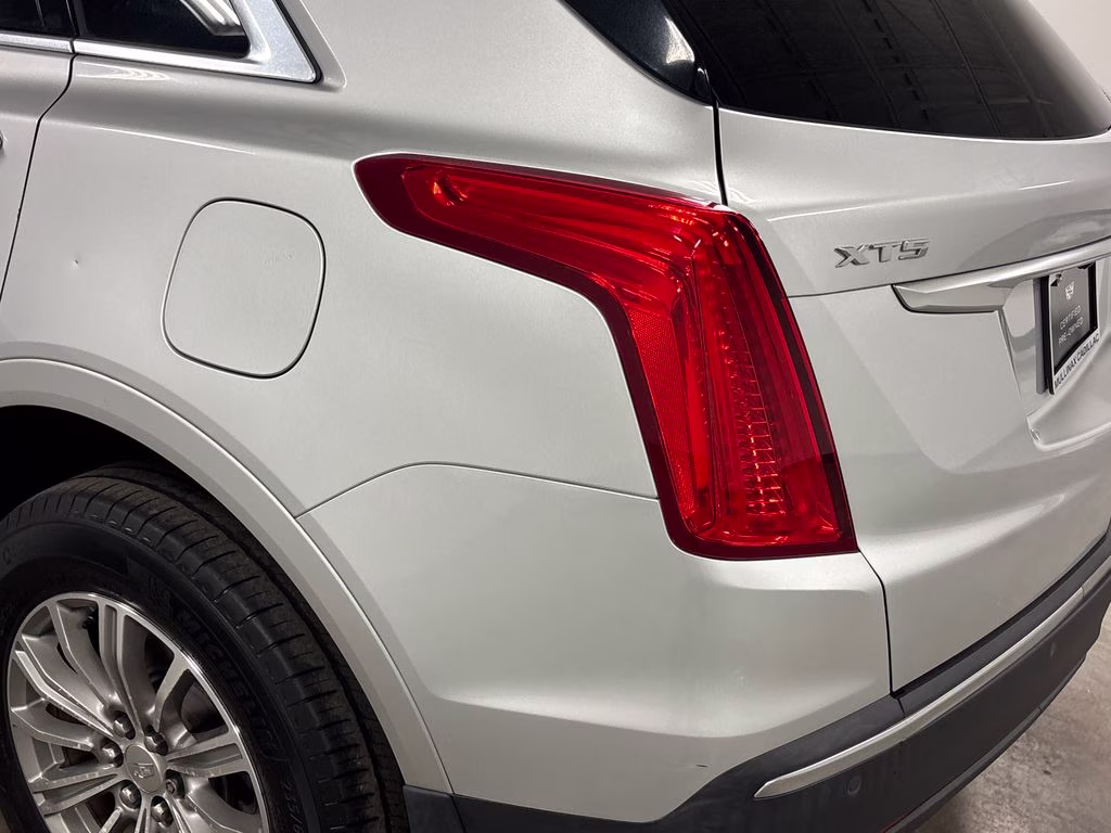 2017 Radiant Silver Metallic Cadillac XT5 Luxury FWD SUV