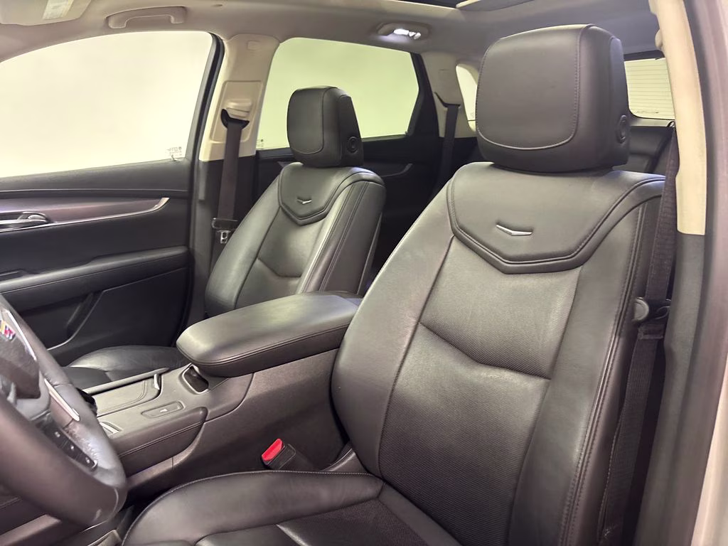 2017 Radiant Silver Metallic Cadillac XT5 Luxury FWD SUV