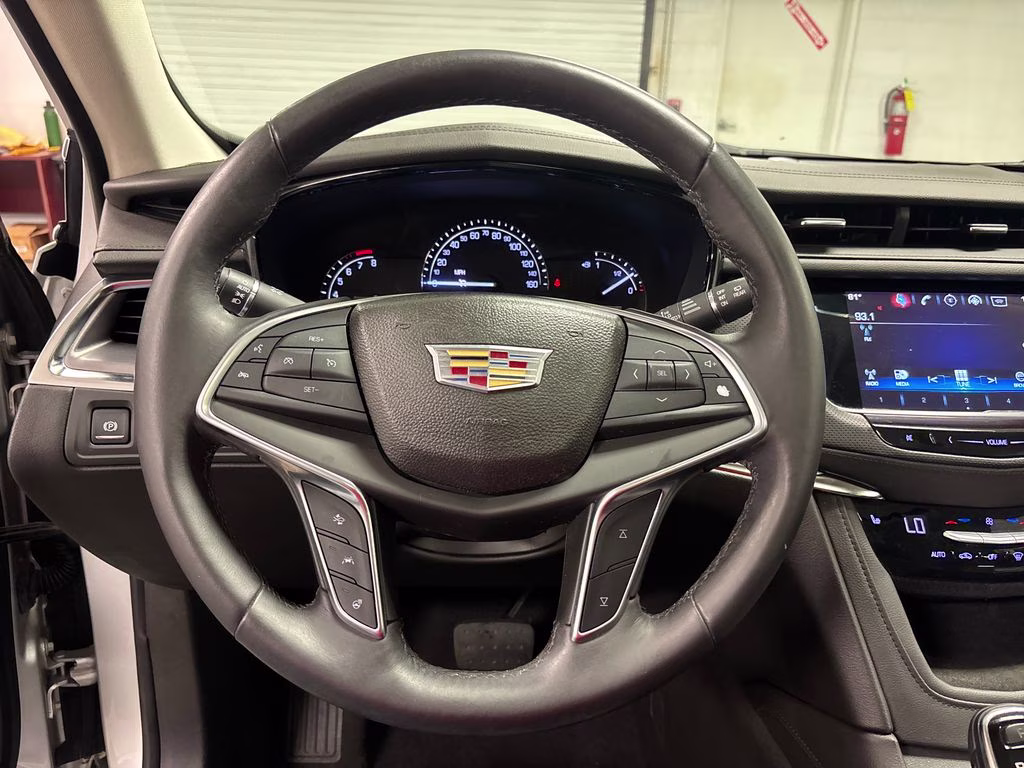 2017 Radiant Silver Metallic Cadillac XT5 Luxury FWD SUV