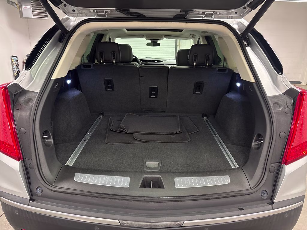 2017 Radiant Silver Metallic Cadillac XT5 Luxury FWD SUV
