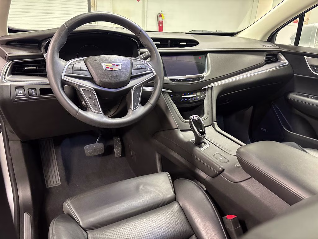 2017 Radiant Silver Metallic Cadillac XT5 Luxury FWD SUV