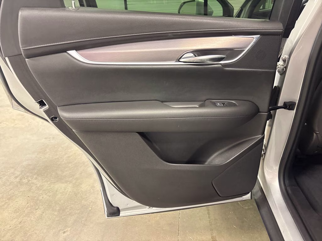 2017 Radiant Silver Metallic Cadillac XT5 Luxury FWD SUV
