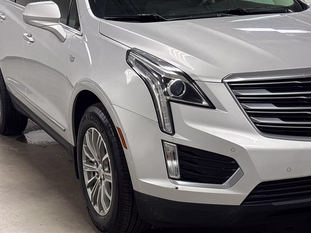 2017 Radiant Silver Metallic Cadillac XT5 Luxury FWD SUV