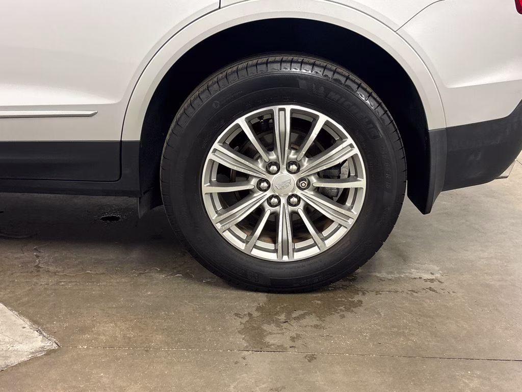 2017 Radiant Silver Metallic Cadillac XT5 Luxury FWD SUV