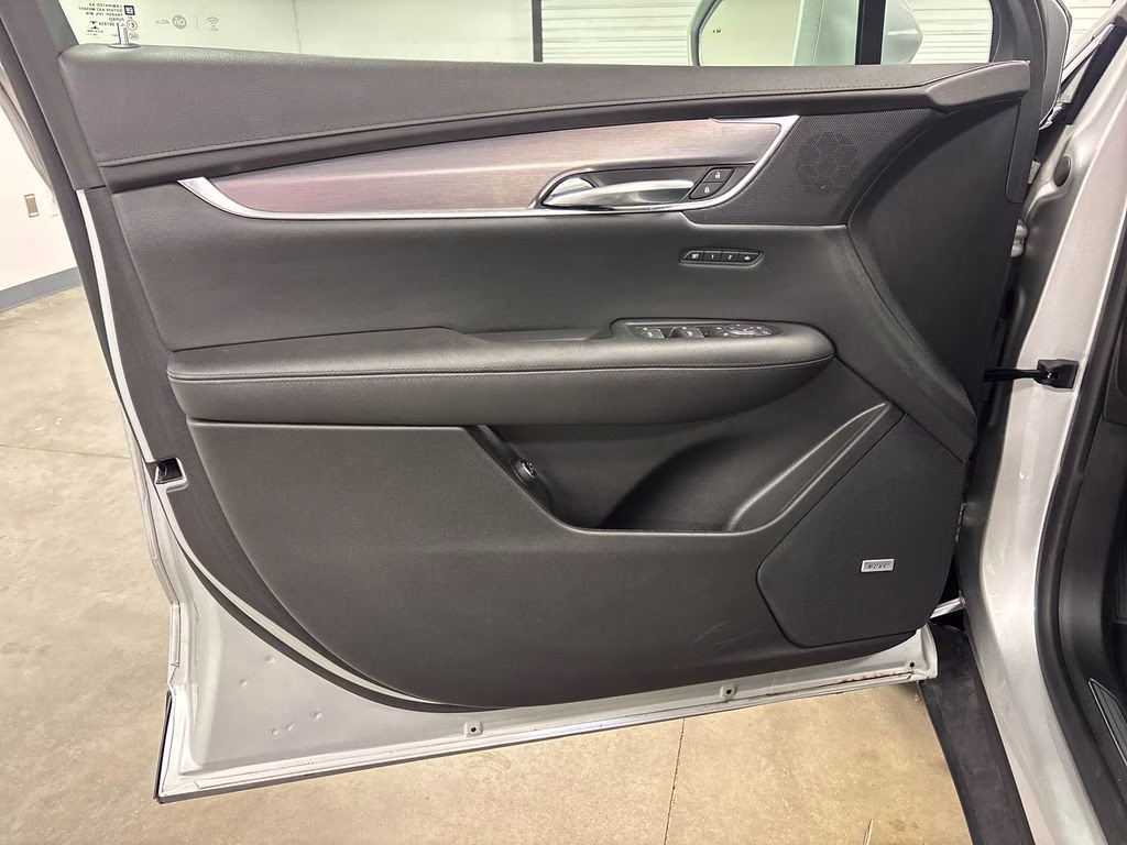 2017 Radiant Silver Metallic Cadillac XT5 Luxury FWD SUV