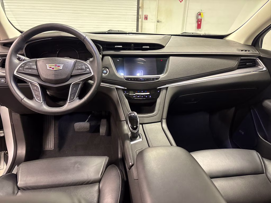 2017 Radiant Silver Metallic Cadillac XT5 Luxury FWD SUV