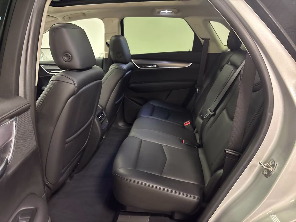 2017 Radiant Silver Metallic Cadillac XT5 Luxury FWD SUV