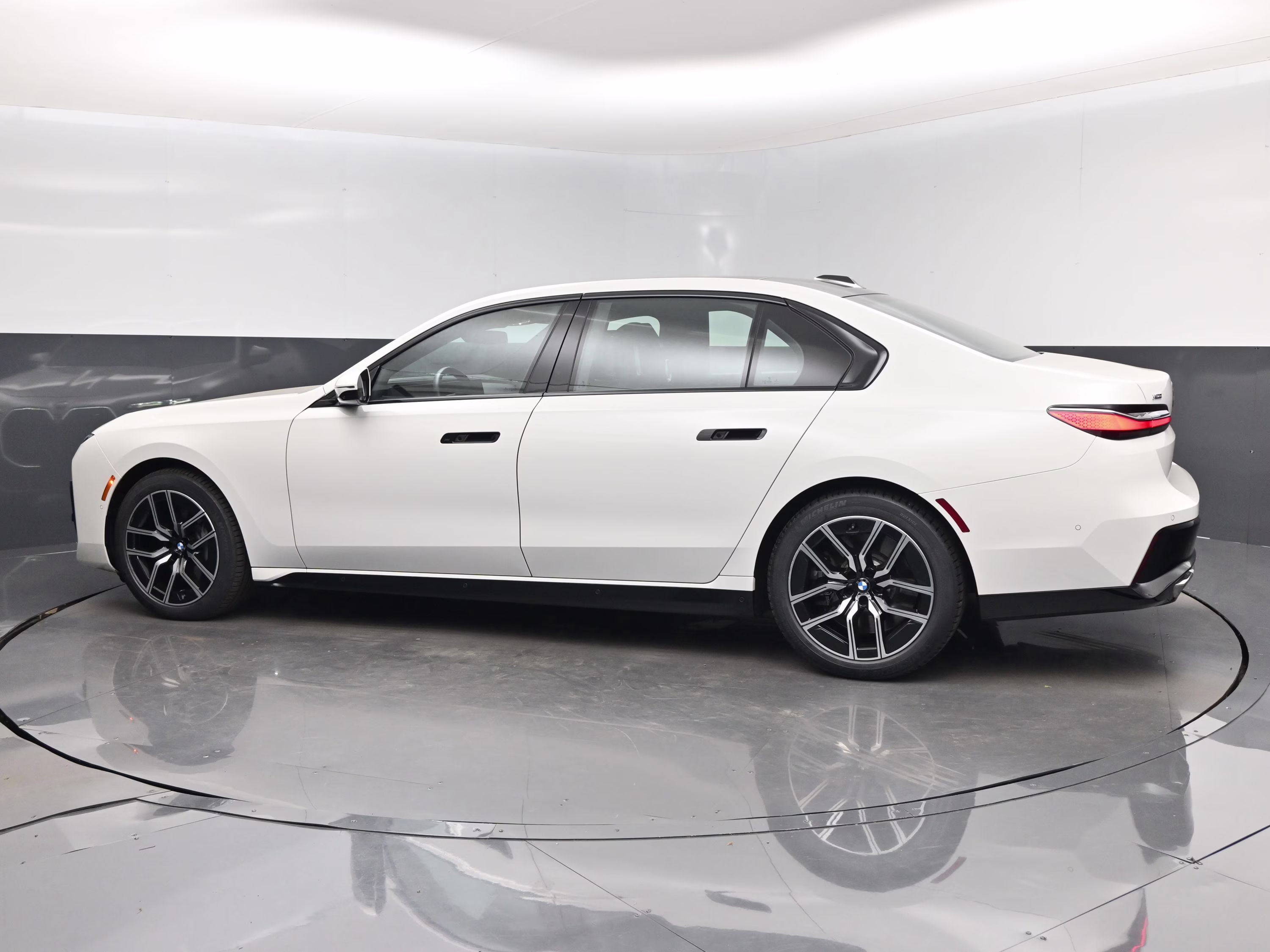 2023 Alpine White BMW 7 Series 760i xDrive AWD Sedan