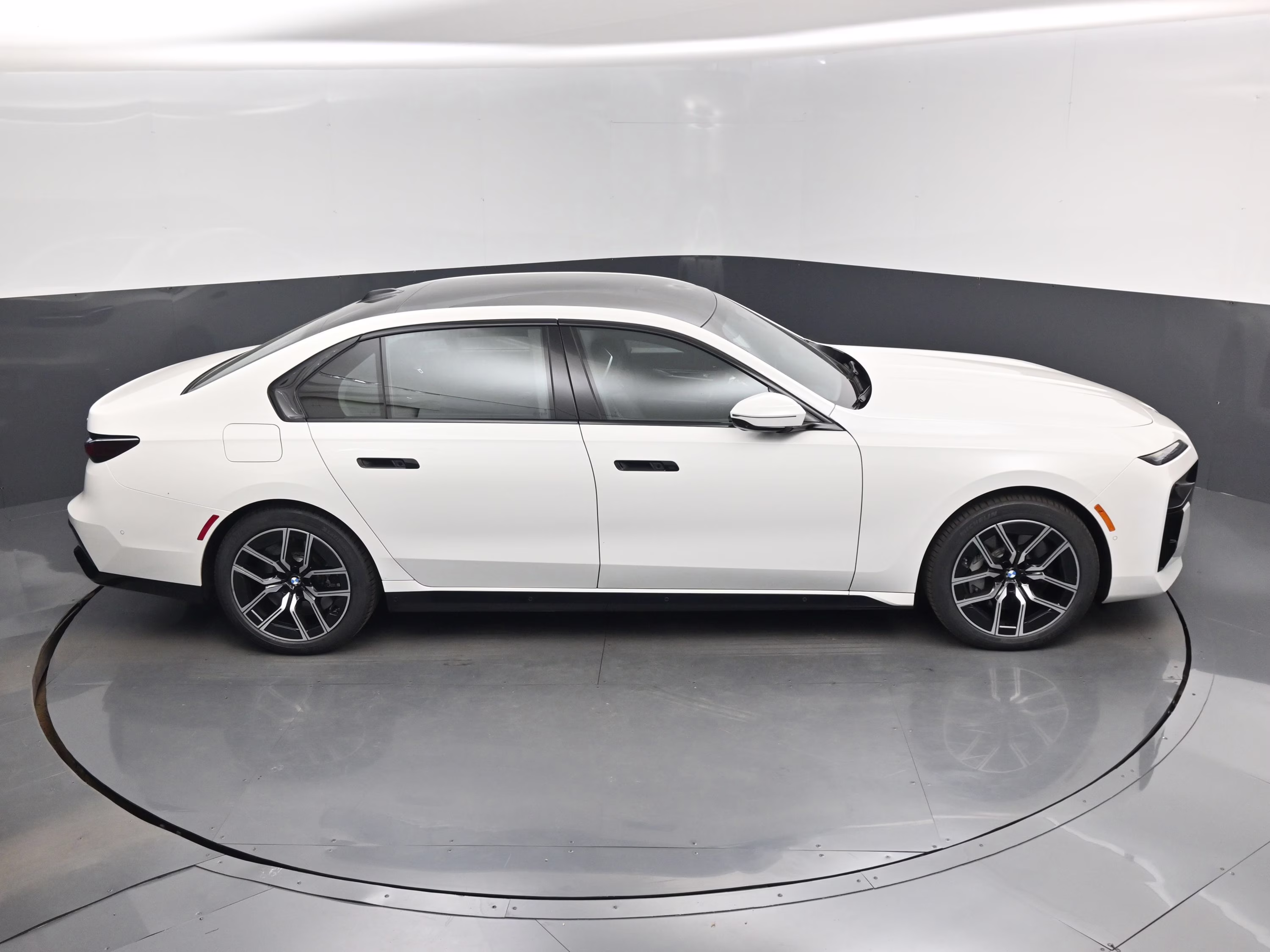 2023 Alpine White BMW 7 Series 760i xDrive AWD Sedan