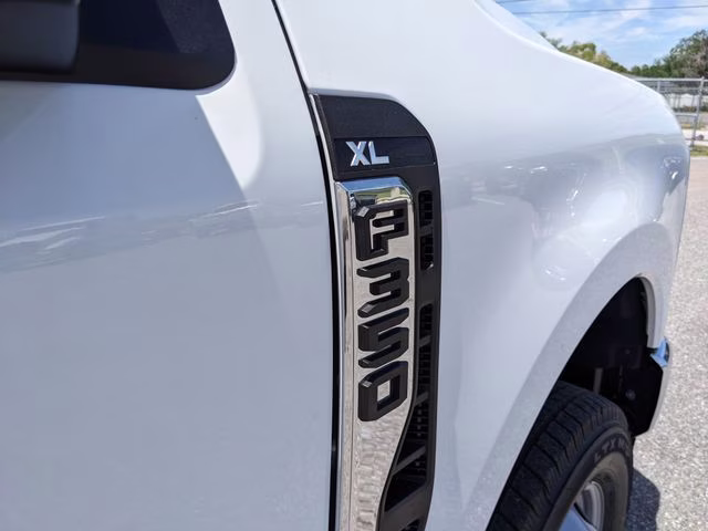 2026 Oxford White Ford Super Duty F-350 DRW XL 4X4 Chassis