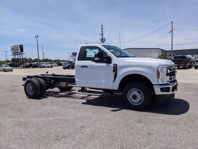 2026 Oxford White Ford Super Duty F-350 DRW XL 4X4 Chassis