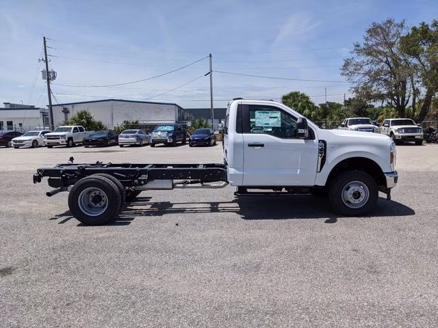 2026 Oxford White Ford Super Duty F-350 DRW XL 4X4 Chassis