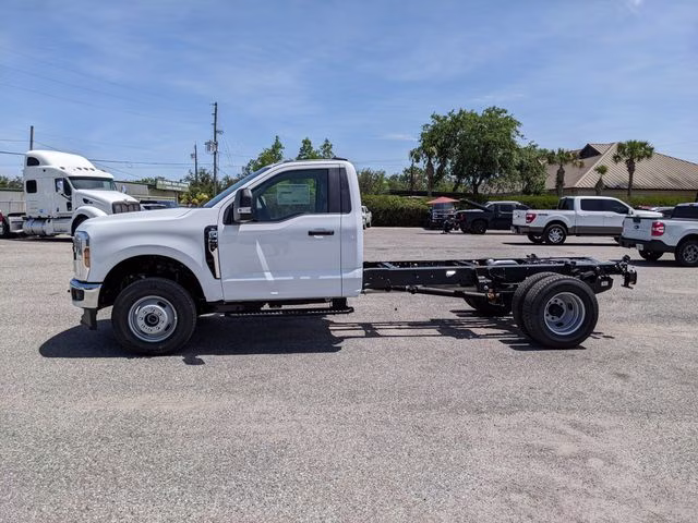 2026 Oxford White Ford Super Duty F-350 DRW XL 4X4 Chassis