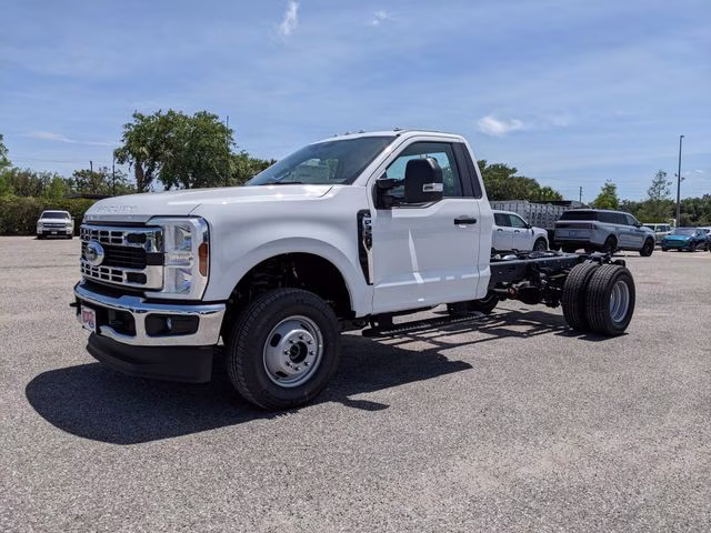 2026 Oxford White Ford Super Duty F-350 DRW XL 4X4 Chassis