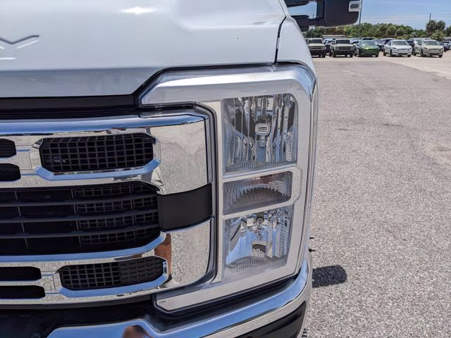 2026 Oxford White Ford Super Duty F-350 DRW XL 4X4 Chassis
