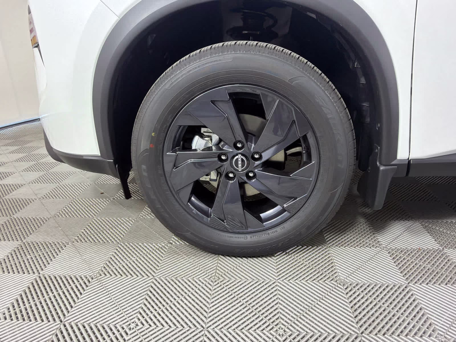 2026 Everest White Pearl Tricoat Nissan Rogue SV FWD SUV