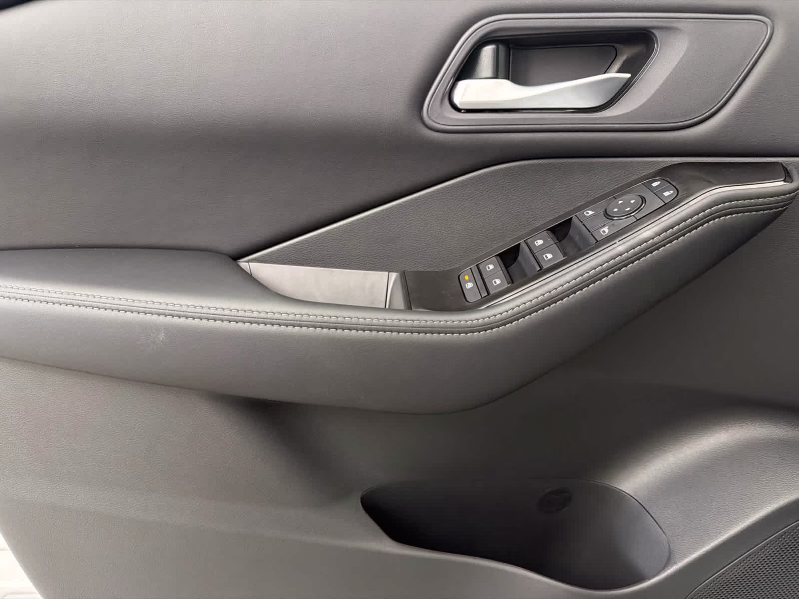 2026 Everest White Pearl Tricoat Nissan Rogue SV FWD SUV