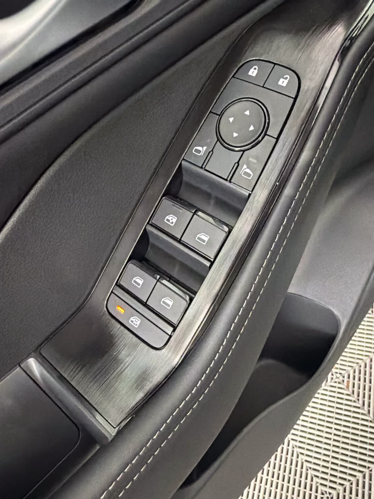 2026 Everest White Pearl Tricoat Nissan Rogue SV FWD SUV