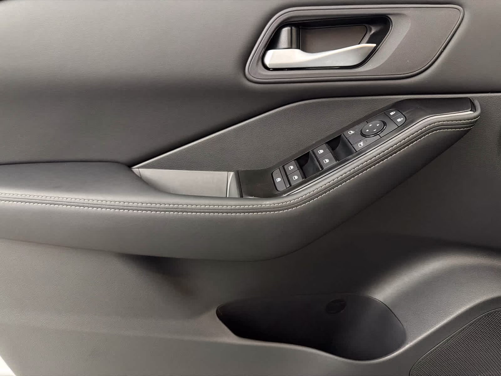 2026 Everest White Pearl Tricoat Nissan Rogue SV FWD SUV