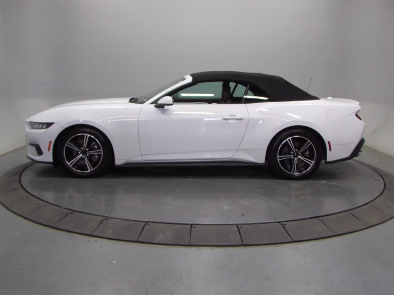 2024 Oxford White Ford Mustang EcoBoost Convertible RWD Convertible