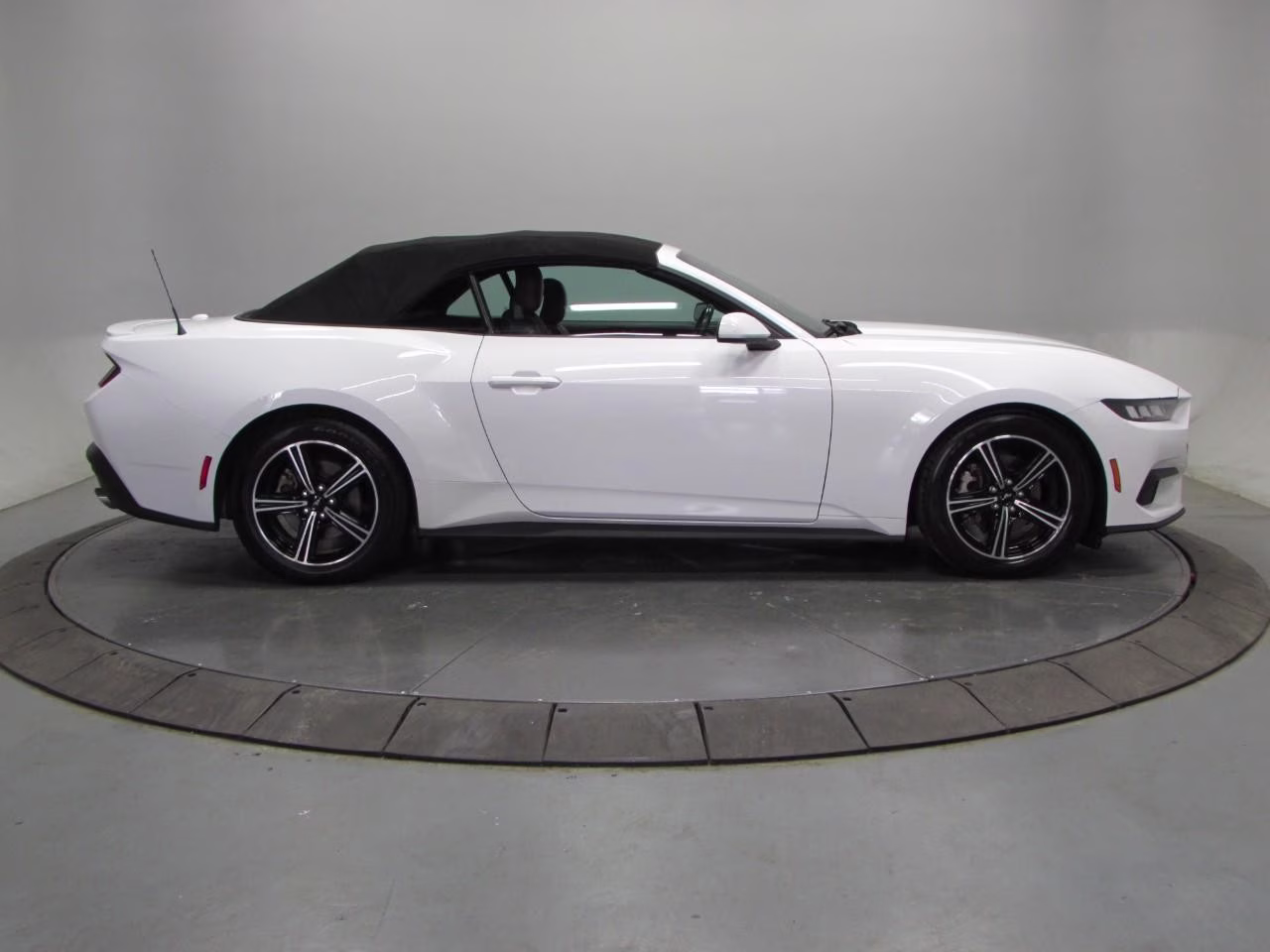 2024 Oxford White Ford Mustang EcoBoost Convertible RWD Convertible