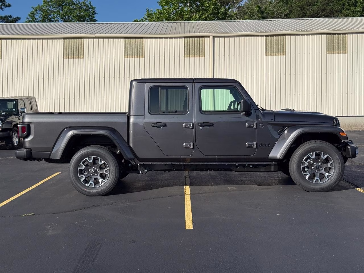 2026 Granite Crystal Metallic Clearcoat Jeep Gladiator Sahara 4X4 Truck