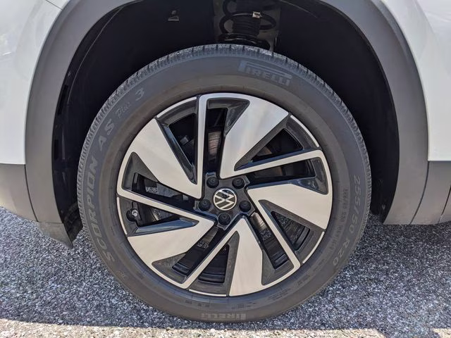 2024 Pure White Volkswagen Atlas 2.0T SE w/Technology FWD SUV